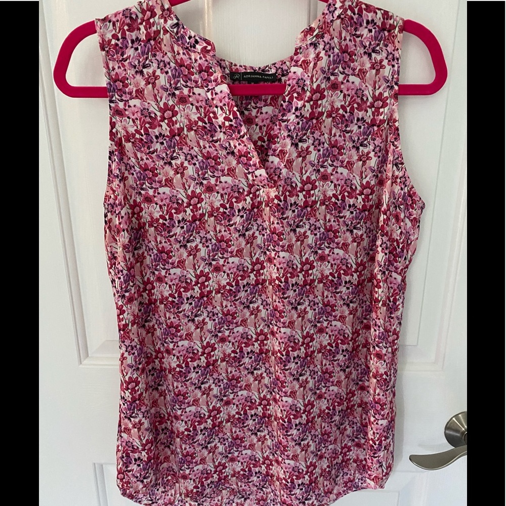 Ladies sleeveless top by Adrianna Papell. Sz. M